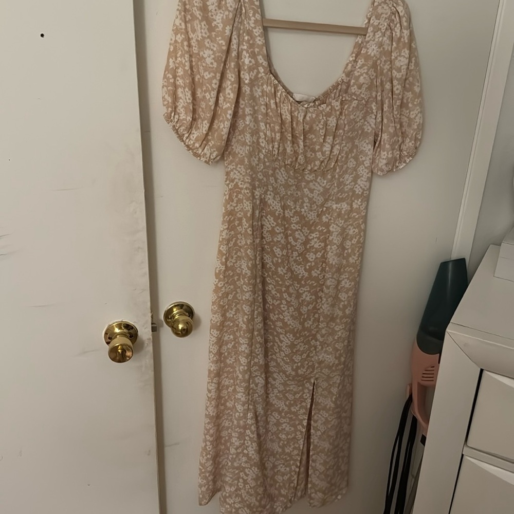 Médium size dress new never worn. Smoke free home.